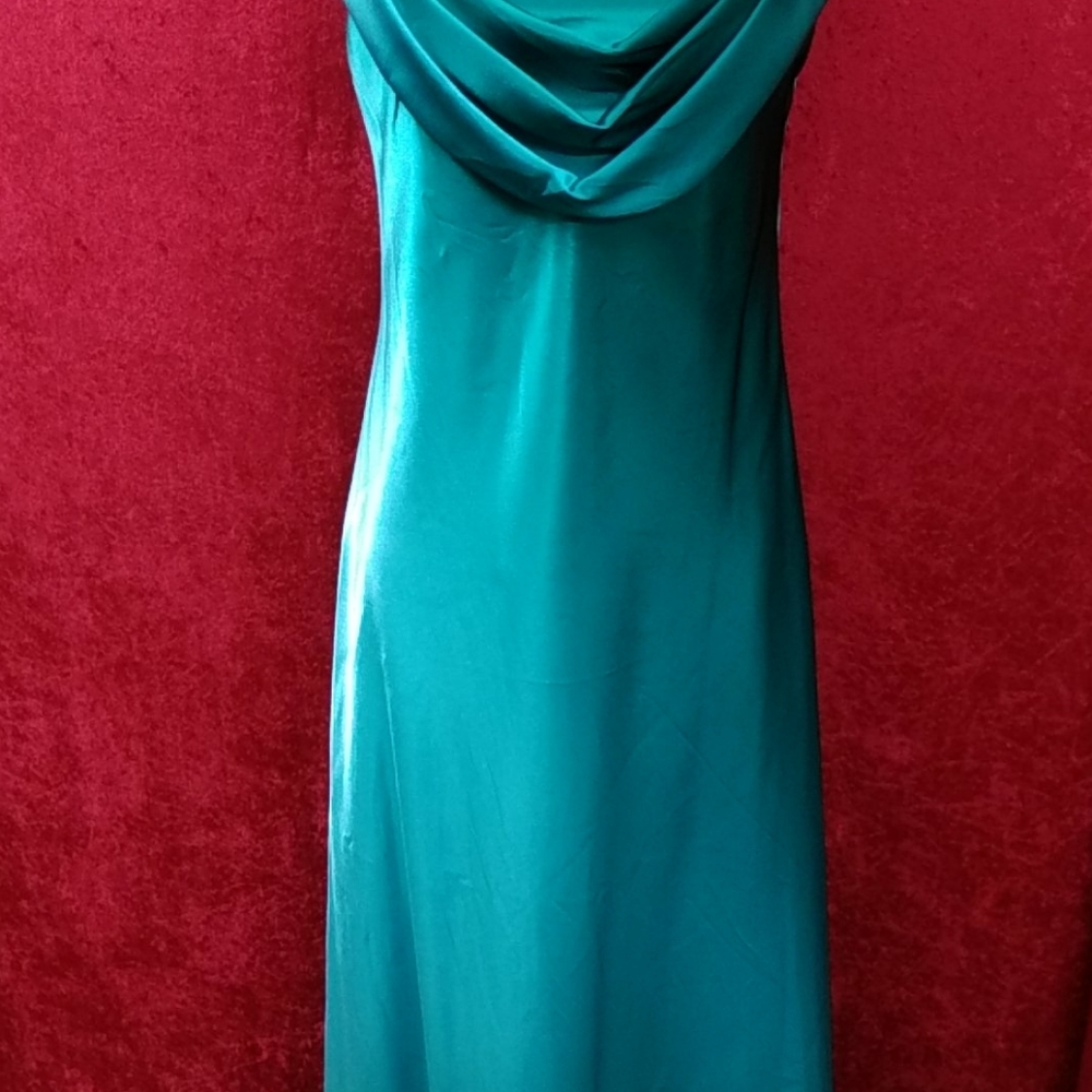Dresses - Picture 2 of 4